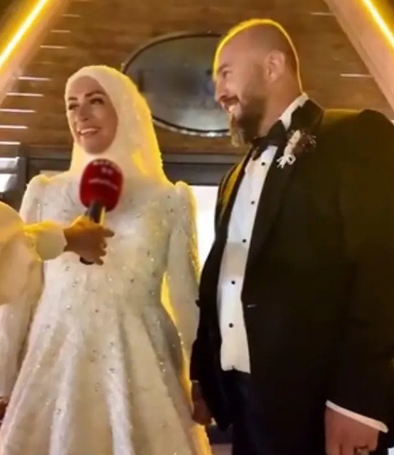 Gelinlikli Burçun Özçivit ile damat Hasan Sağdıç düğün töreninde yan yana duruyor.