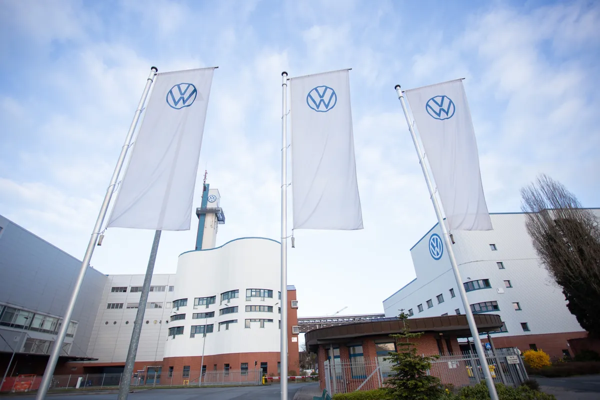 Il complesso dello stabilimento di Osnabrück con le bandiere Volkswagen.