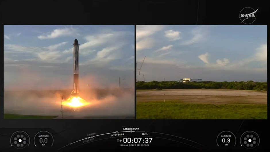 Uno screenshot diviso dalla trasmissione della NASA mostra la fase di atterraggio della missione Falcon Heavy e l'area di lancio.