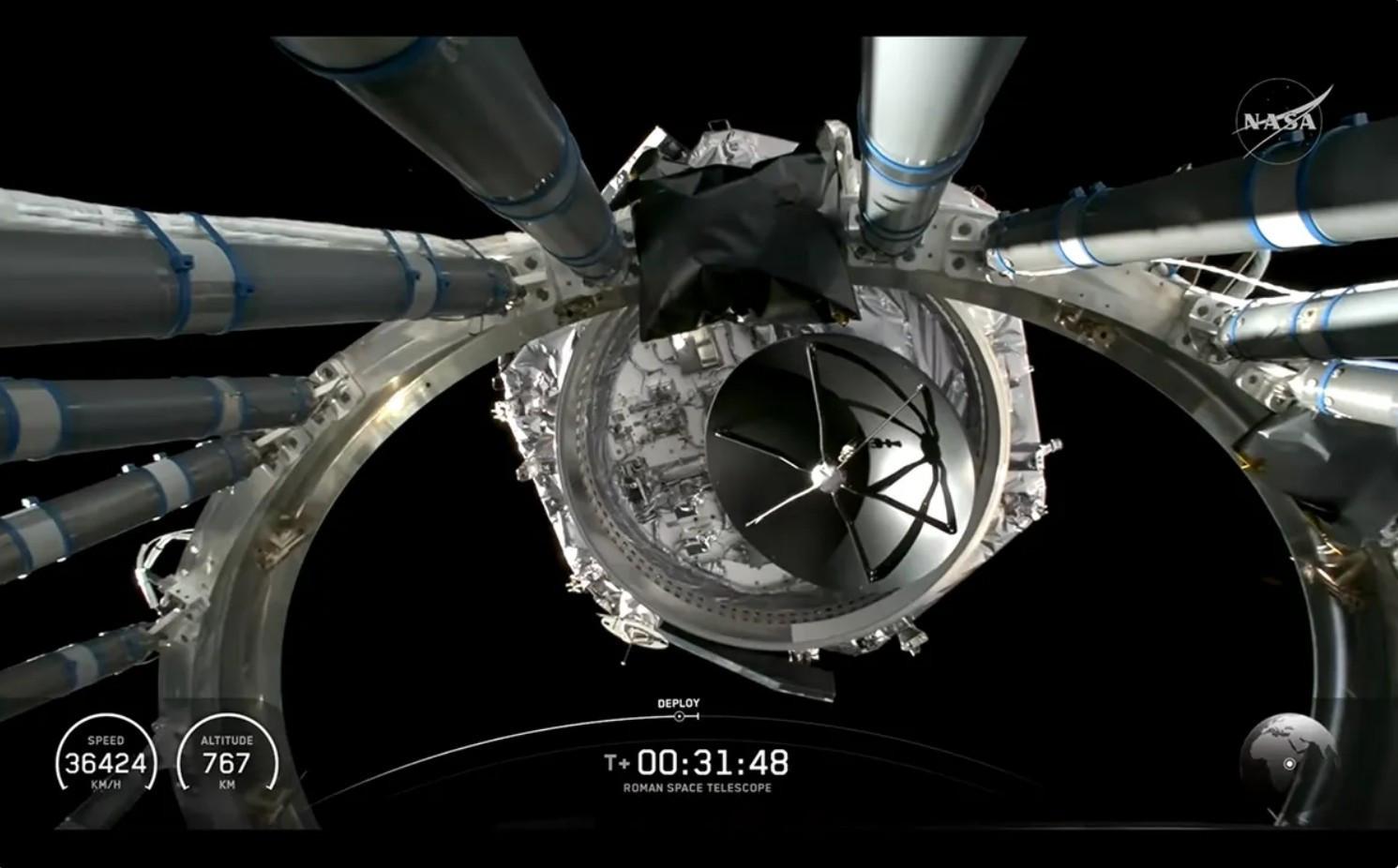 Immagine della trasmissione NASA del telescopio spaziale Roman nella fase di separazione dal razzo Falcon Heavy nello spazio.