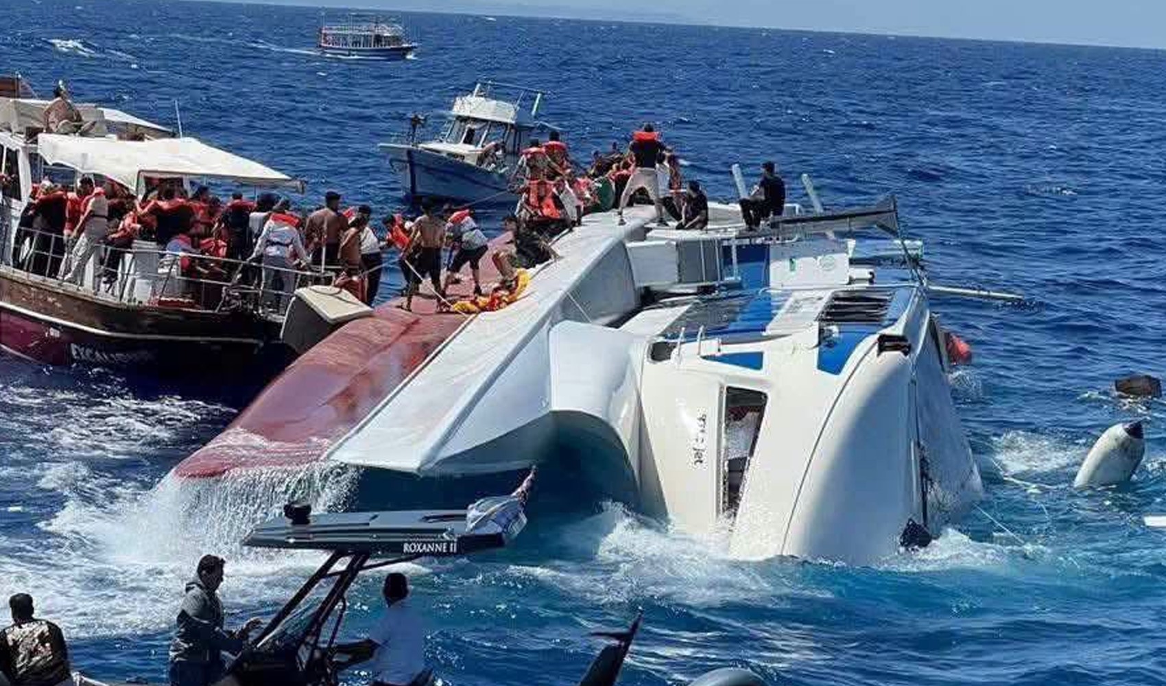 Girne açıklarında feribot faciası: Kayıp 18 kişi için arama çalışmaları ikinci günde sürüyor