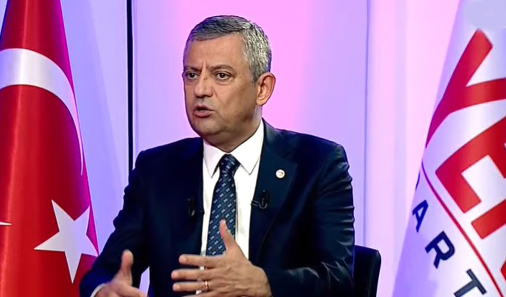 Özgür Özel, YENİ Parti Genel Merkezi'nde açıklamalarda bulunuyor