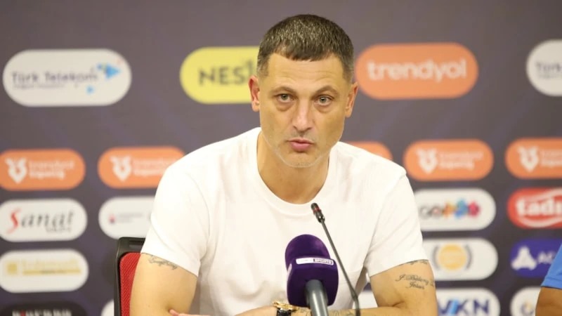 Mirel Radoi, Gaziantep FK basın toplantısında mikrofonların önünde.