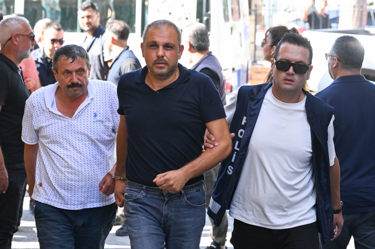 Polis eşliğinde adliyeye götürülen şüpheliler.