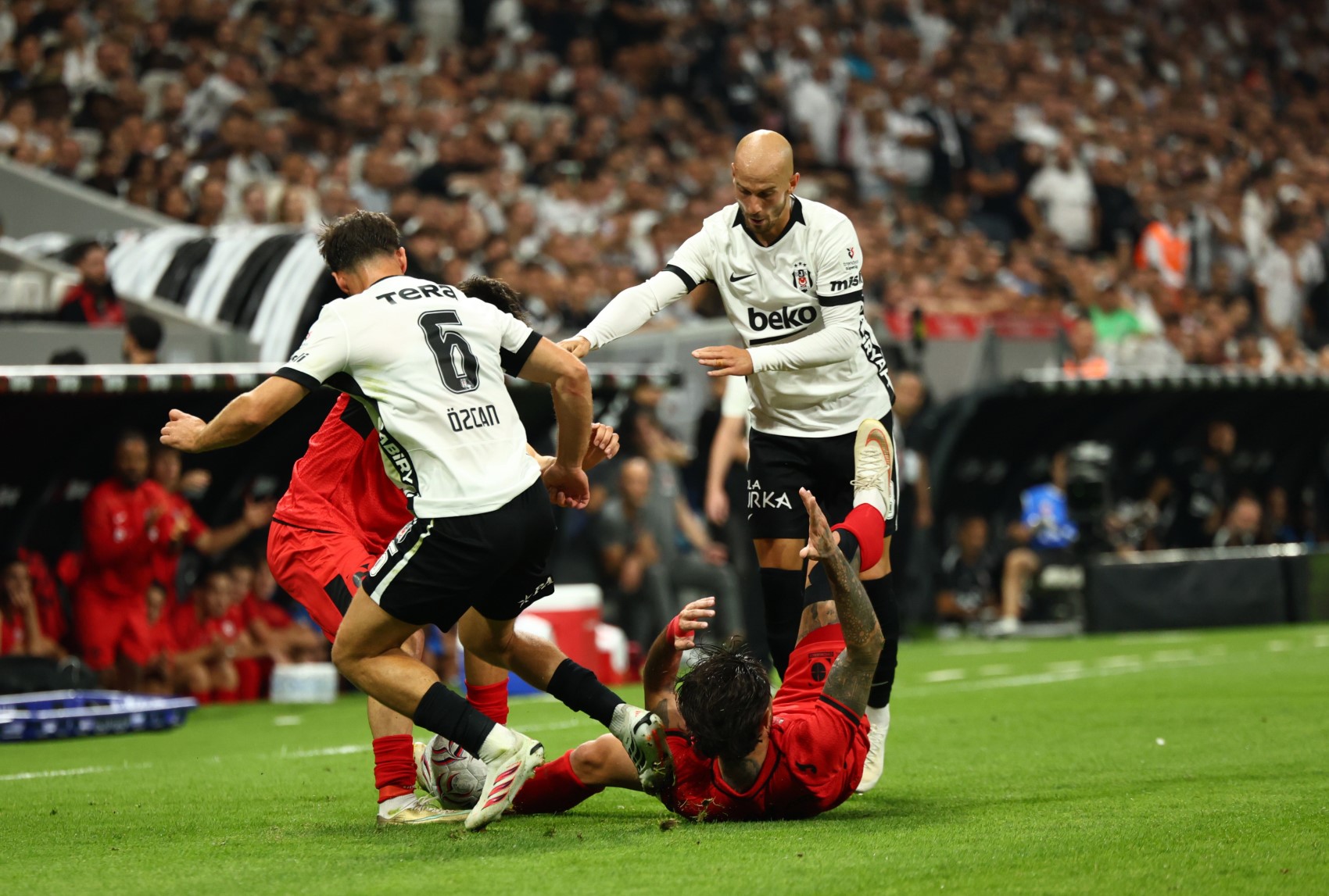Beşiktaş ve Çorum FK futbolcularının top için mücadele ettiği maç anı.
