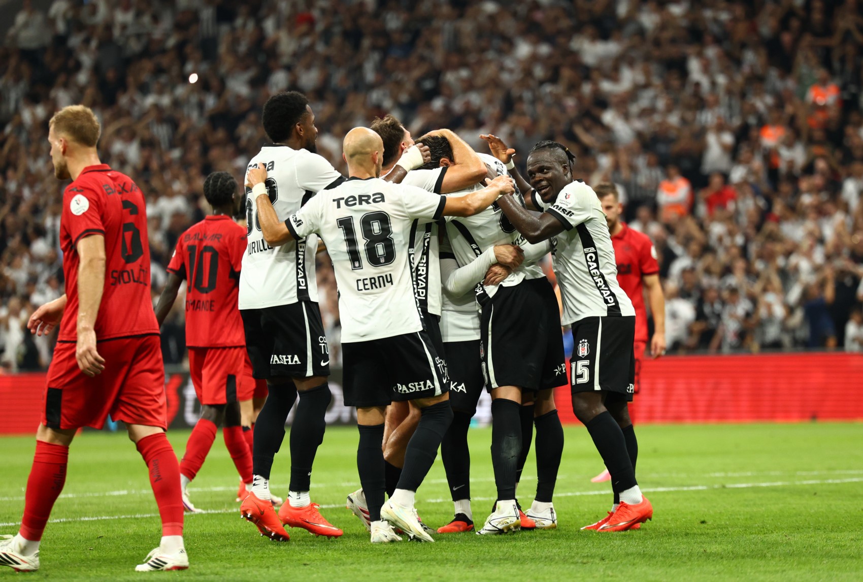 Beşiktaşlı futbolcuların sahada gol sevinci yaşadığı maç anı.