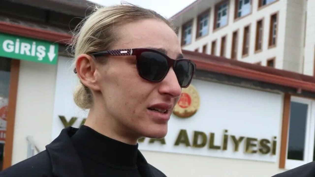 Tuğyan Ülkem Gülter’in adliye önünde çekilmiş görüntüsü.