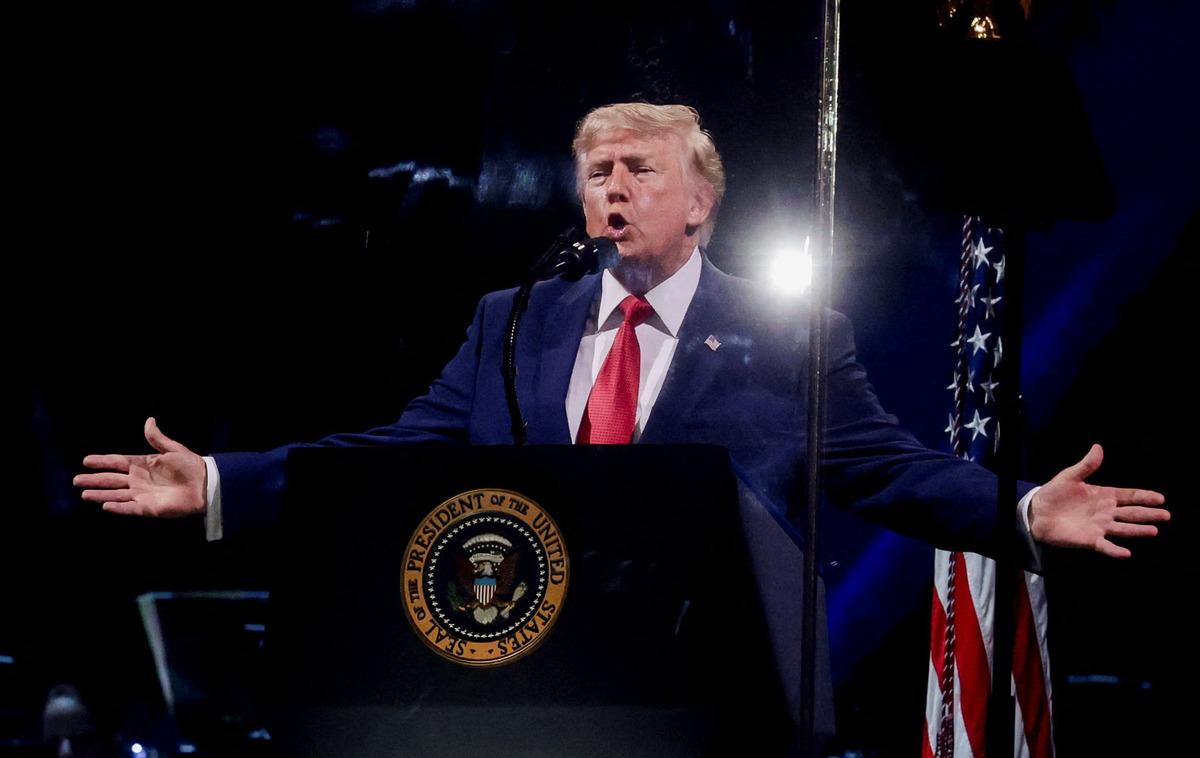 Donald Trump’ın kürsüde konuşma yaptığı bir etkinlikten görüntü.