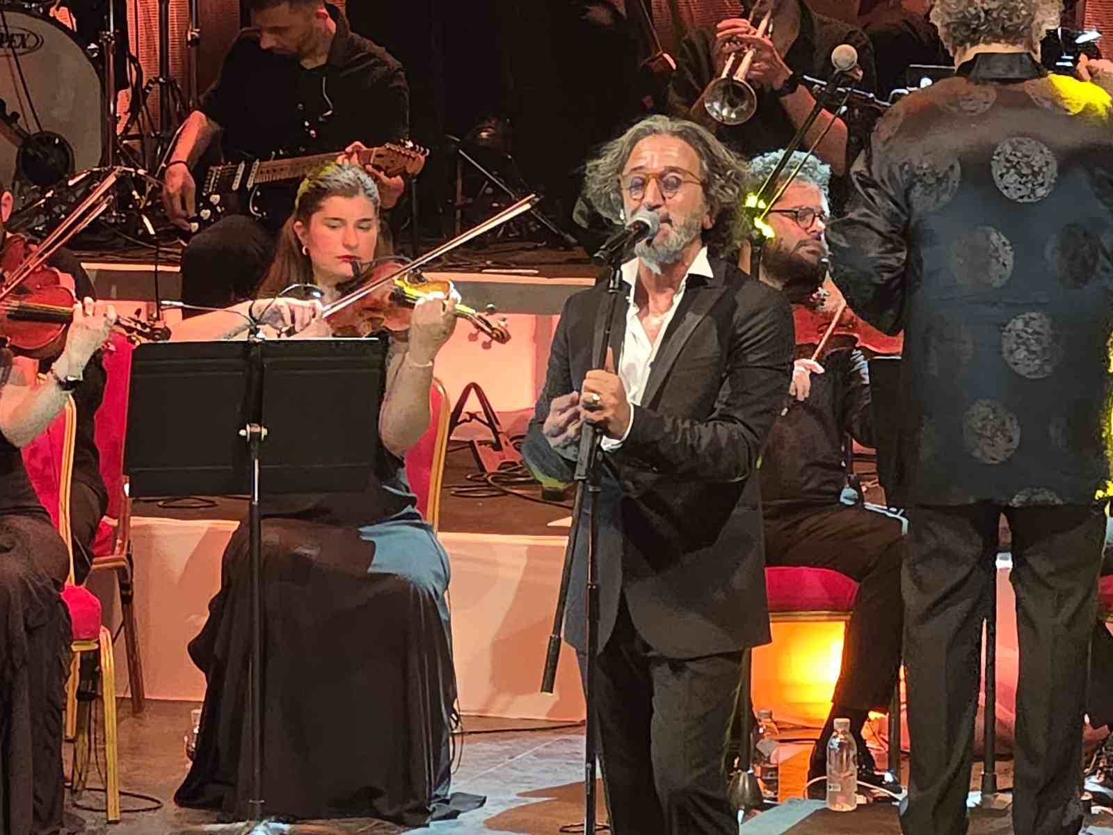 Fettah Can, Bursa Açıkhava Tiyatrosu’nda senfoni orkestrası eşliğinde sahnede.