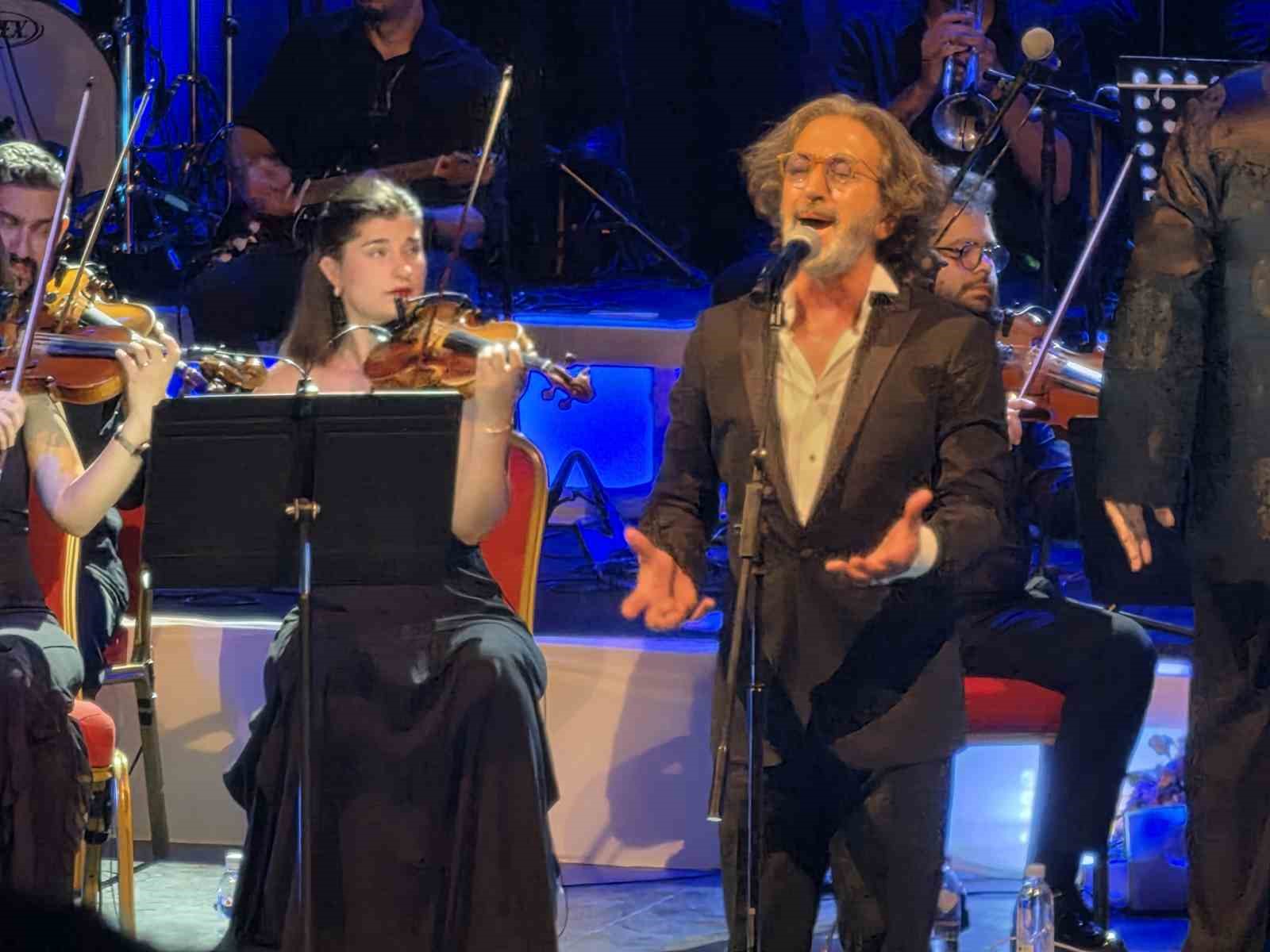 Fettah Can ve orkestra üyeleri Bursa’daki konser sırasında sahnede.