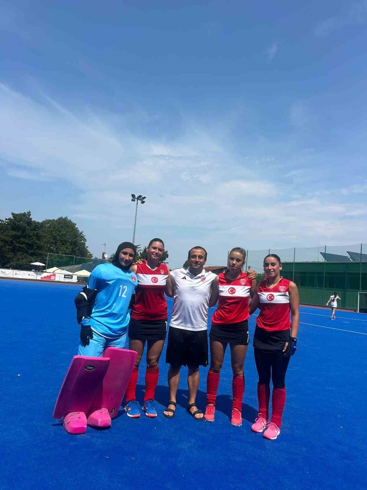 Muğla Ege Yıldızları Spor Kulübü sporcuları ve antrenörleri hokey sahasında bir arada.
