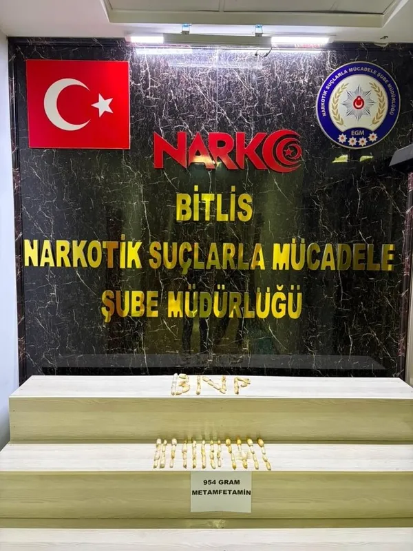 Bitlis Narkotik Suçlarla Mücadele Şube Müdürlüğünde sergilenen ele geçirilen uyuşturucu maddeler
