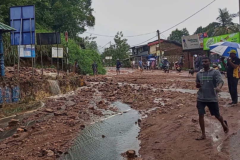 Nawalapitiya’da sel ve heyelan sonrası çamur, taş ve su birikintileriyle kaplanan yol.