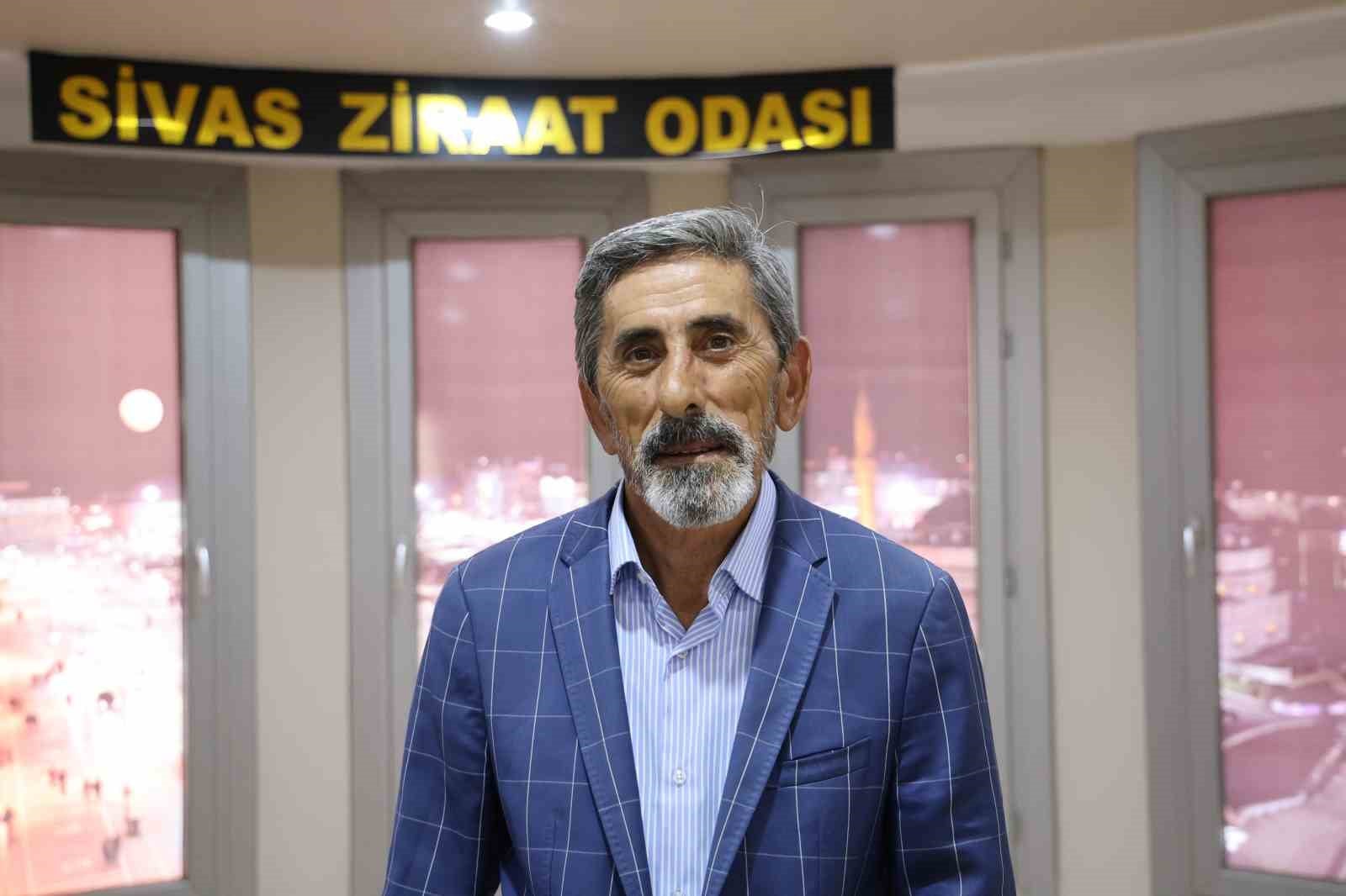 Sivas Ziraat Odası Başkanı Hacı Çetindağ’ın oda binası içinde çekilmiş portresi.