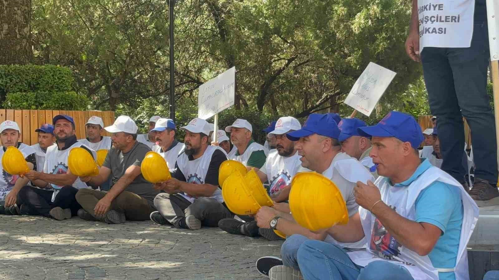 Ankara’da eylem yapan Doruk Madencilik işçileri, ellerinde baretlerle oturma eyleminde görülüyor.
