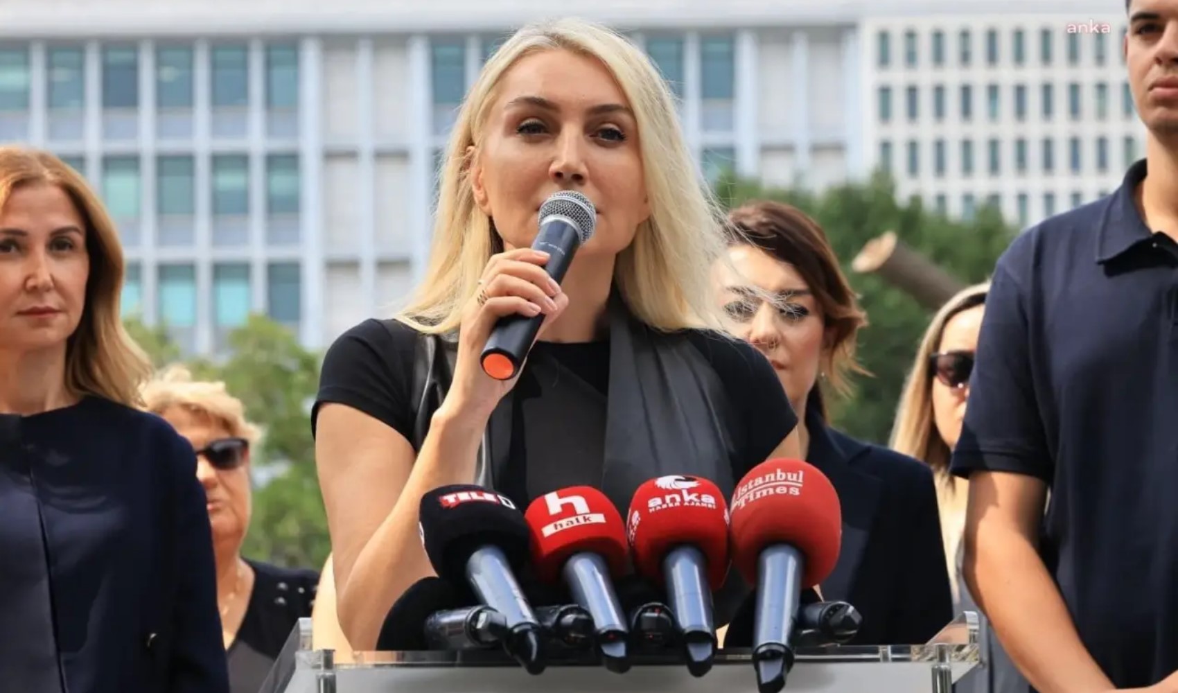 Dilek İmamoğlu’ndan Ekrem İmamoğlu’nun X hesabına erişim engeline tepki