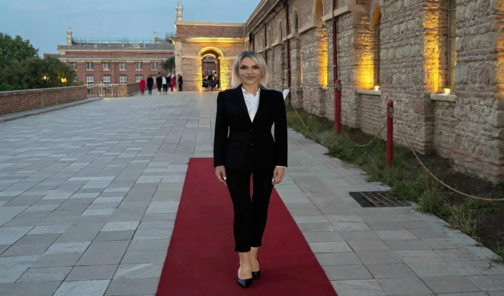 Türk dilbilimci Derya Şahin, Londra’daki barış zirvesinin resmî sunucusu oldu