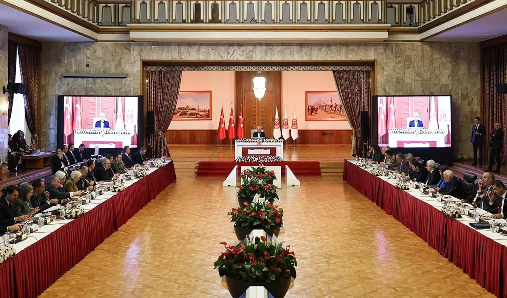 AKP’den kapalı grup toplantısı çağrısı