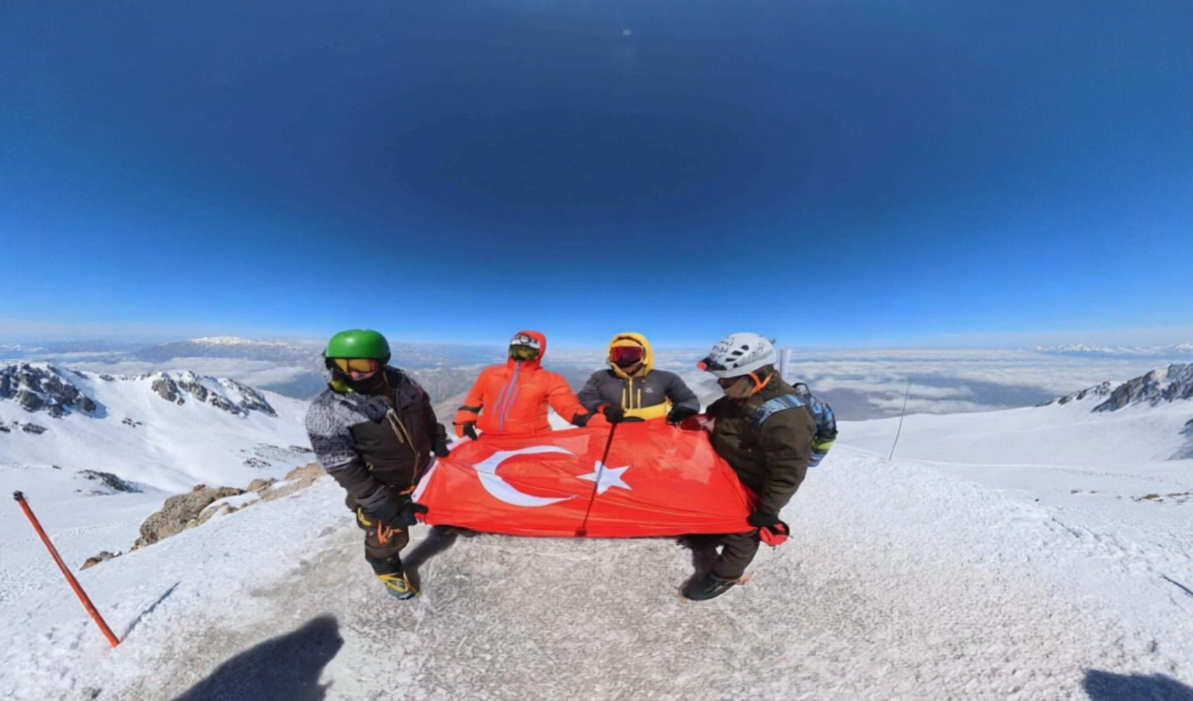 Elazığlı sporculardan Elbrus zirvesi