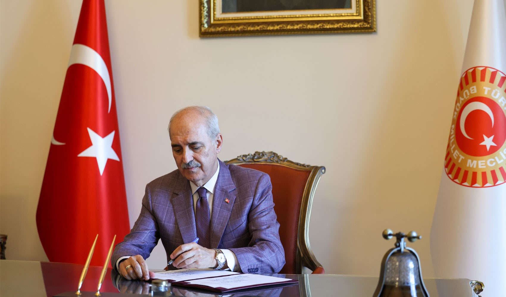 Numan Kurtulmuş signs the 'framework law' proposal