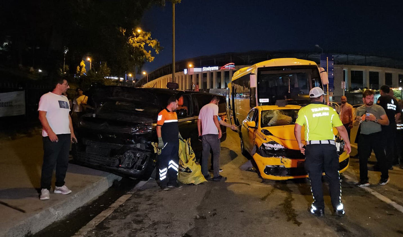 Beyoğlu'nda 8 araçlı zincirleme kaza