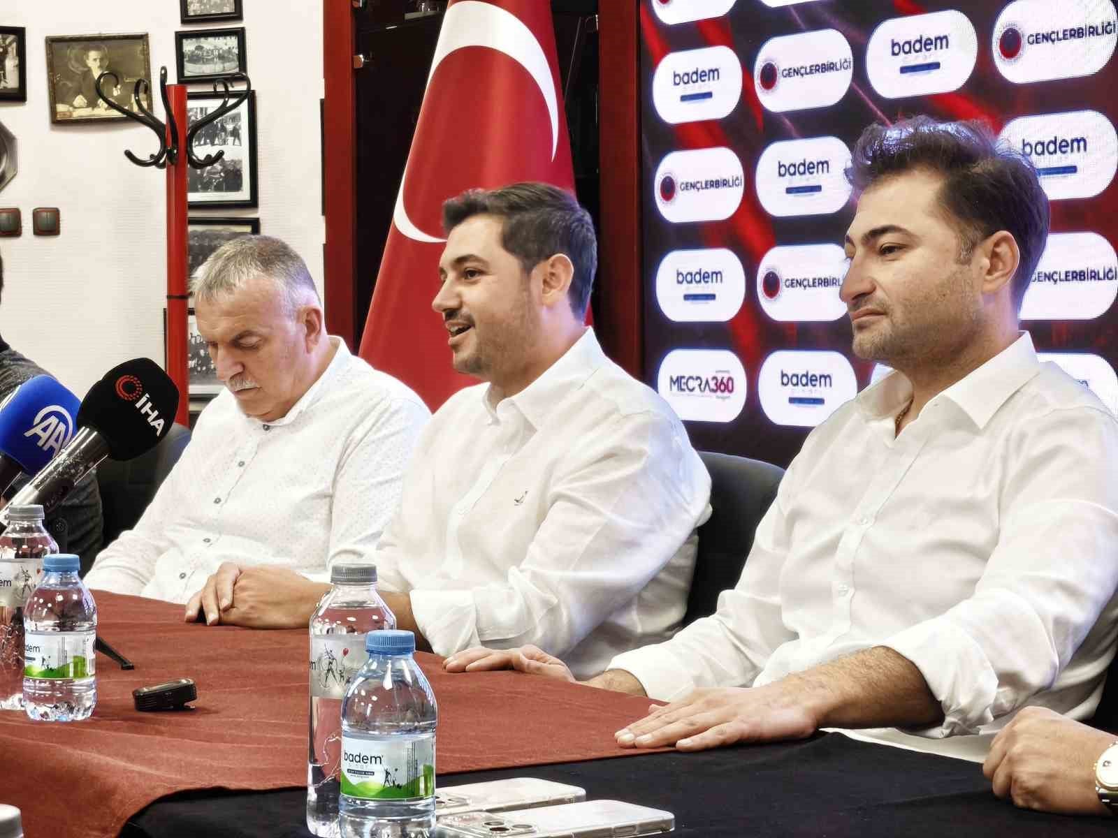 Gençlerbirliği sponsorluğu için düzenlenen törende katılımcılar masa başında görülüyor.