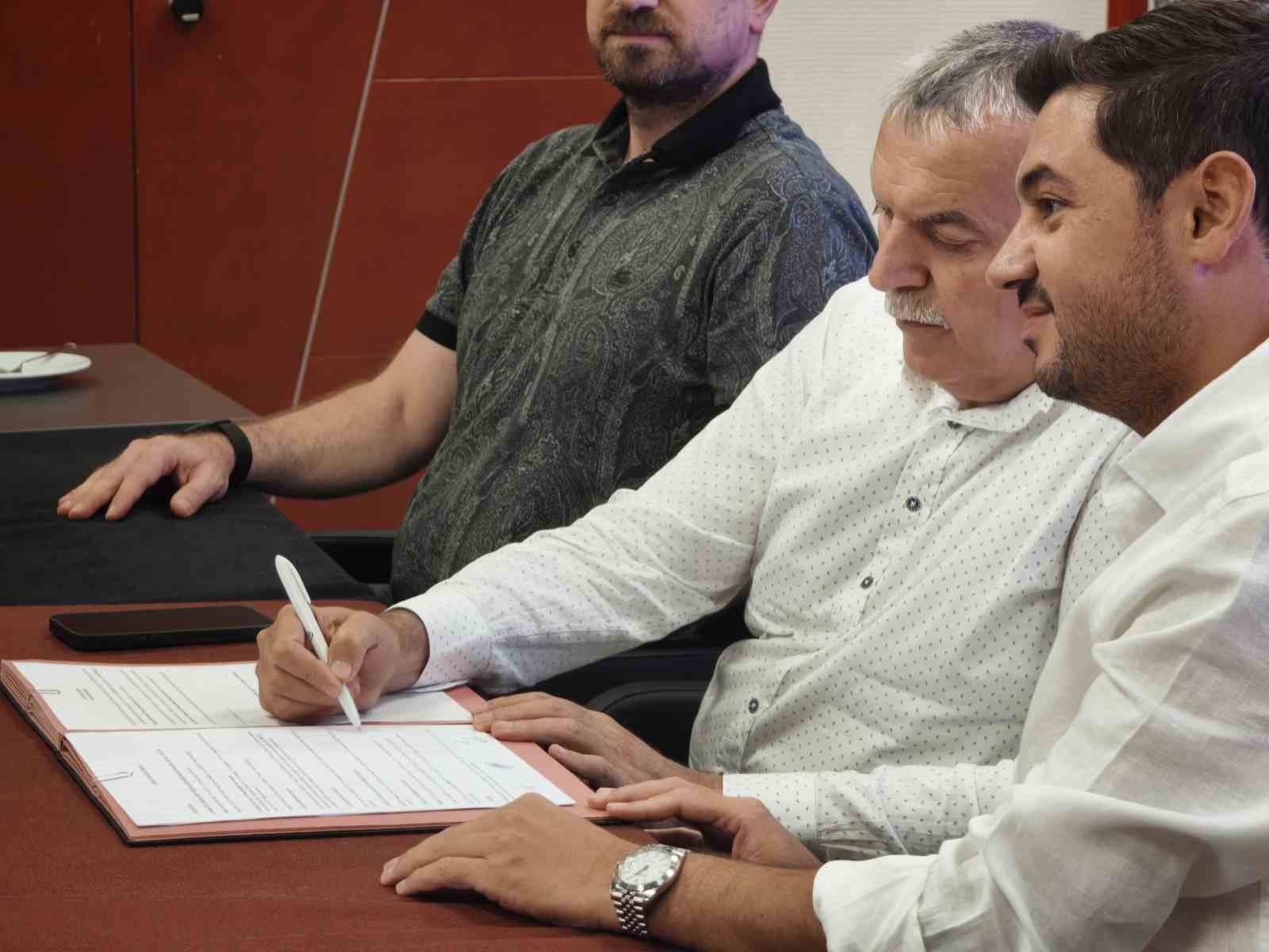 Gençlerbirliği sponsorluğu için hazırlanan belgeyi imzalayan temsilciler.