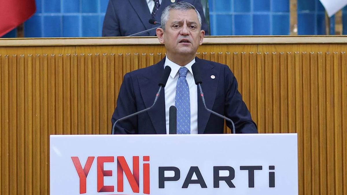 Özgür Özel kürsüde konuşma yaparken