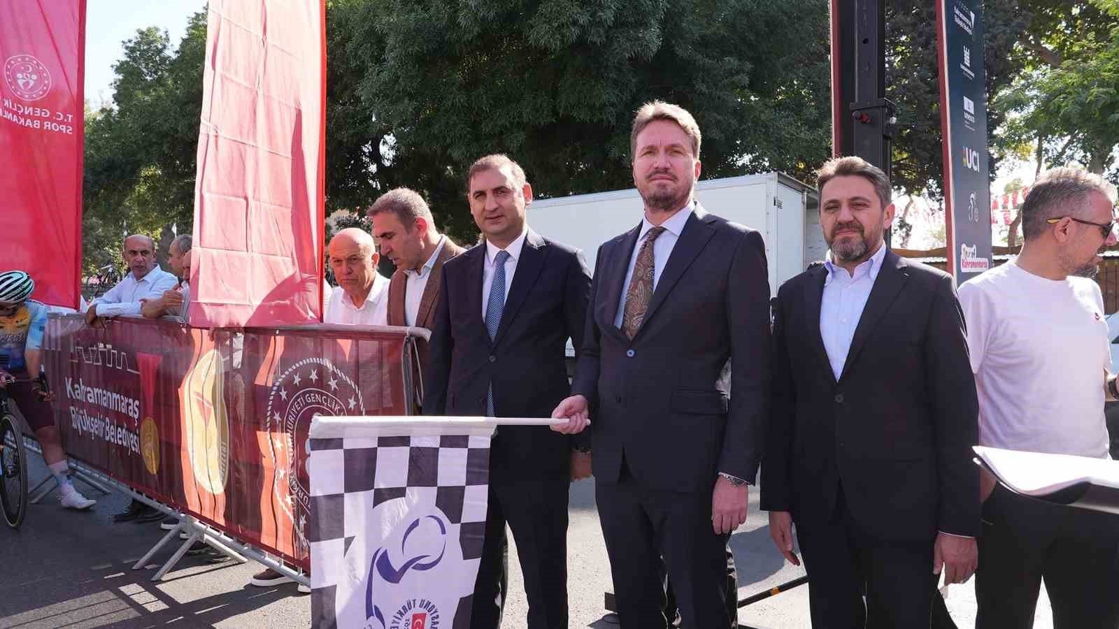 Kahramanmaraş’taki bisiklet turnuvasının açılışında protokol üyelerinin start noktasında bulunduğu görüntü.