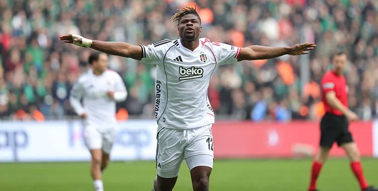 Beşiktaş formasıyla sahada kollarını açmış halde görülen Emmanuel Agbadou.