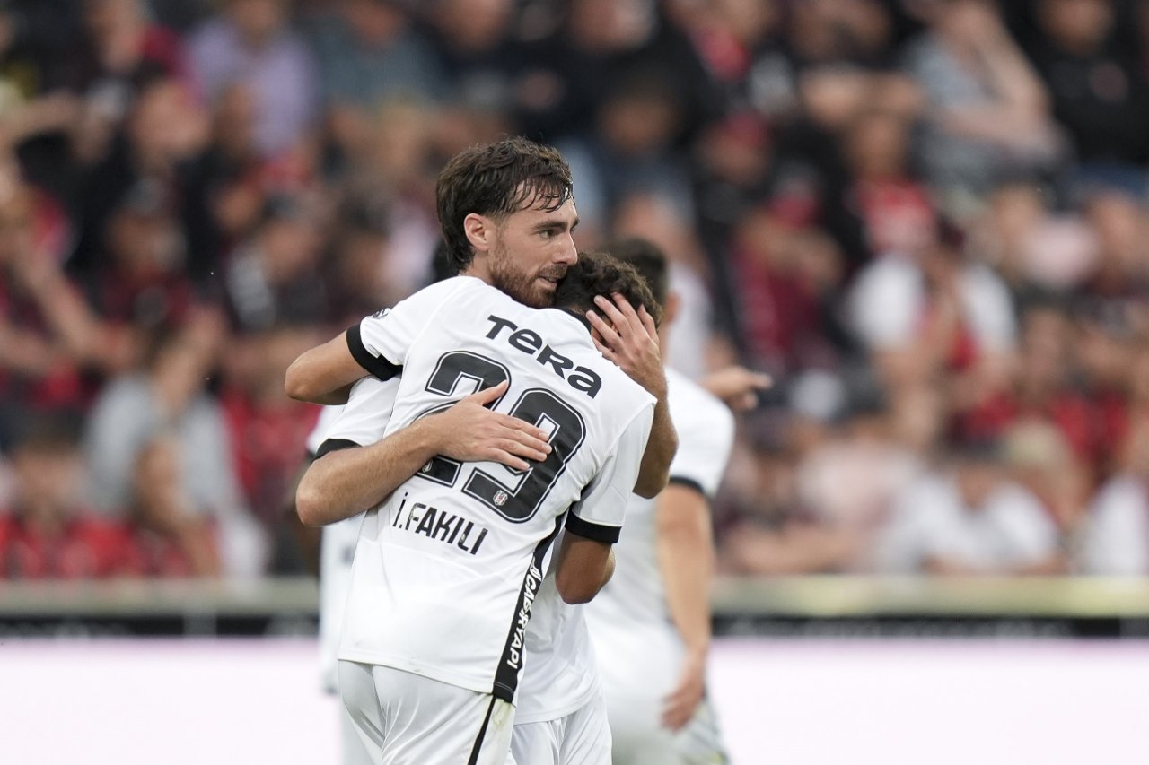 Beşiktaş forması giyen Orkun Kökçü ile İlhan Fakılı’nın saha içinde birbirine sarıldığı an.