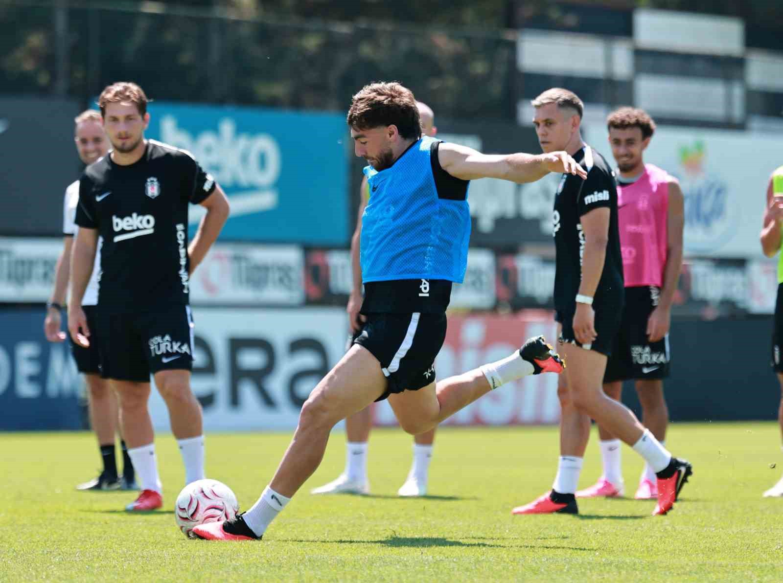 Beşiktaşlı futbolcuların Nevzat Demir Tesisleri'ndeki antrenmanından bir görüntü.