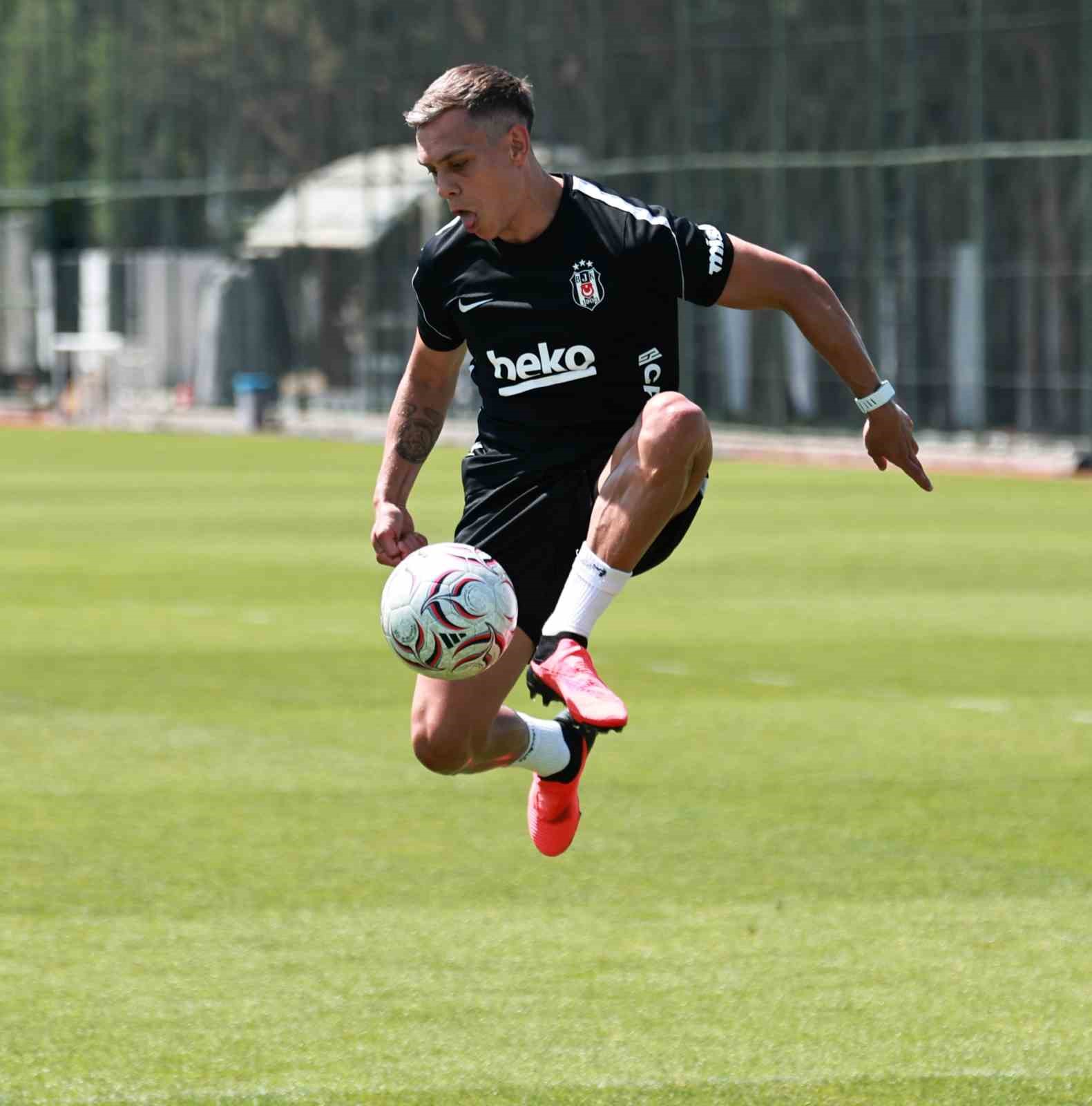 Beşiktaşlı bir futbolcunun antrenmanda top kontrolü yaptığı an.