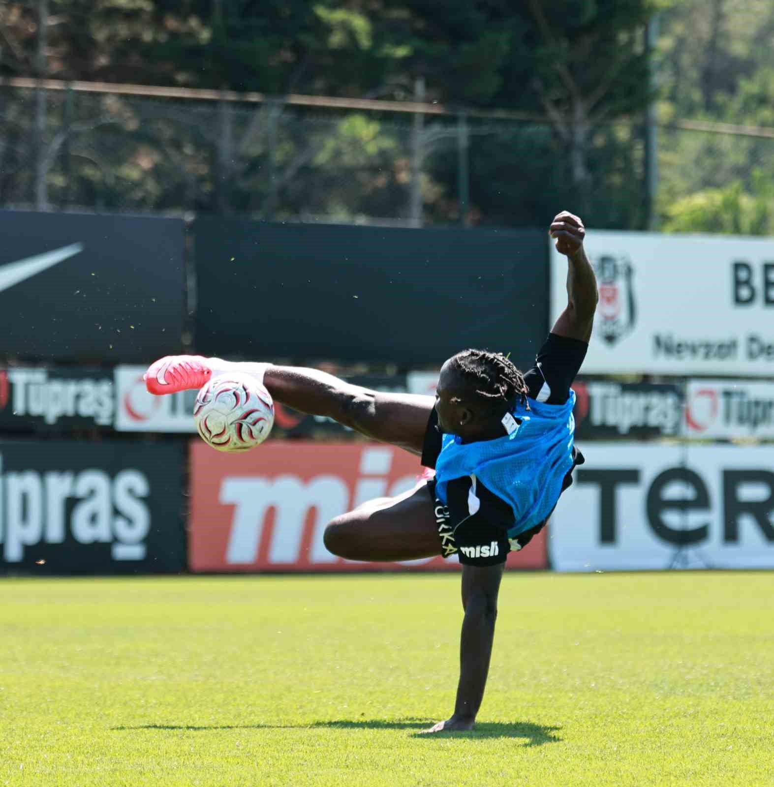 Beşiktaş antrenmanında bir futbolcunun topa müdahale ettiği an.