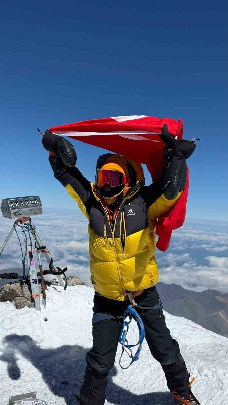 Elbrus zirvesinde Türk bayrağını kaldıran dağcı.