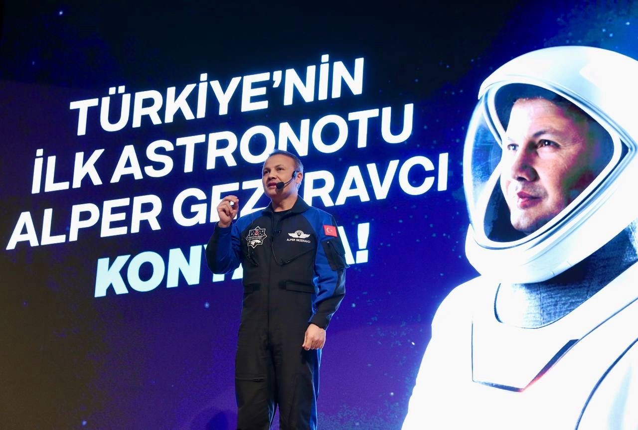HAVA KUVVETLERİ'NDE GÖREV YAPAN VE TÜRKİYE'NİN İLK ASTRONOTU UNVANINI TAŞIYAN HAVA PİLOT ALBAY ALPER GEZERAVCI'NUN TUĞGENERALLİĞE YÜKSELENLER ARASINDA OLDUĞU ÖĞRENİLDİ.