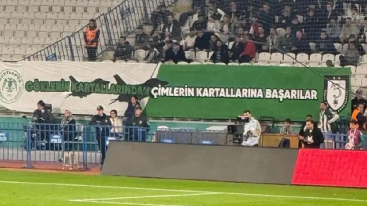 Konyaspor tribününde savaş uçağı görselleri ve başarı dileği içeren pankartın yer aldığı stadyum görüntüsü.