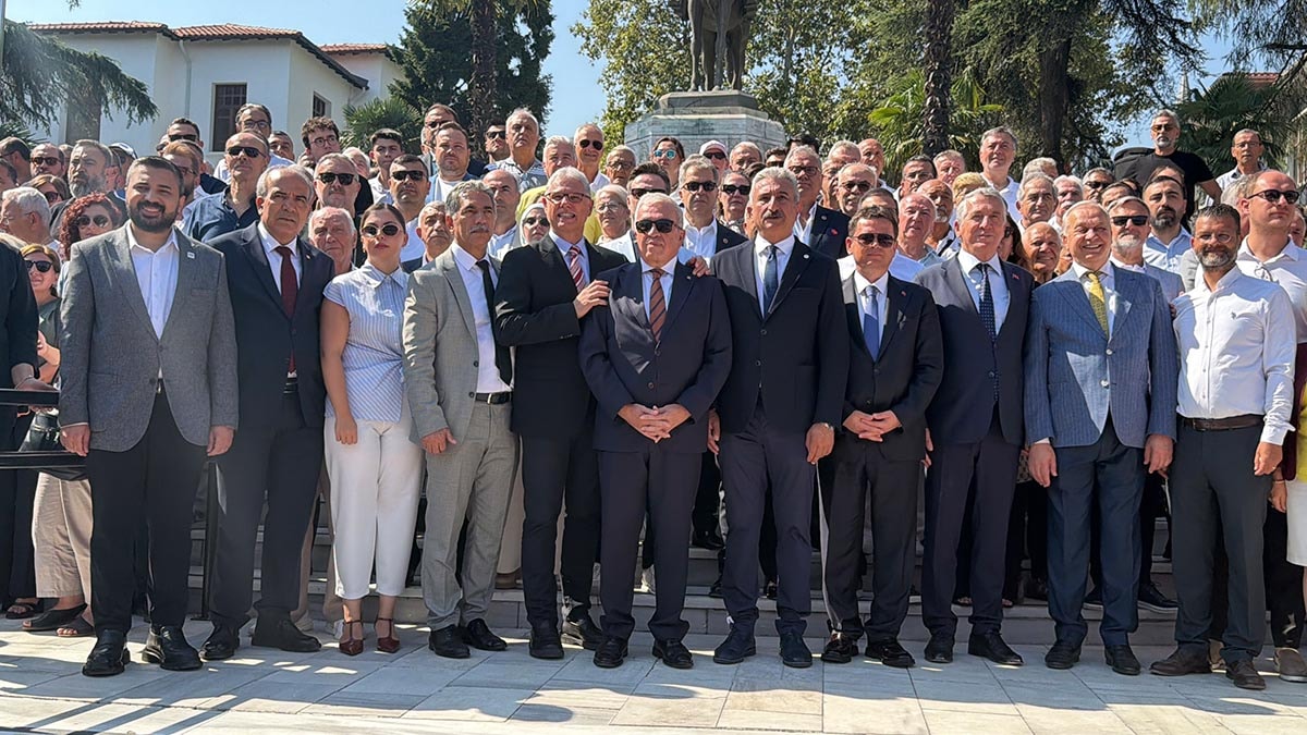Bursa ve Edirne’de CHP’den istifa eden belediye başkanlarının yer aldığı grup fotoğrafı