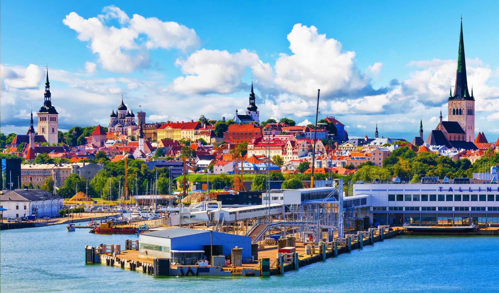 Tallinn limanı ve kent siluetini gösteren geniş açılı Estonya manzarası.
