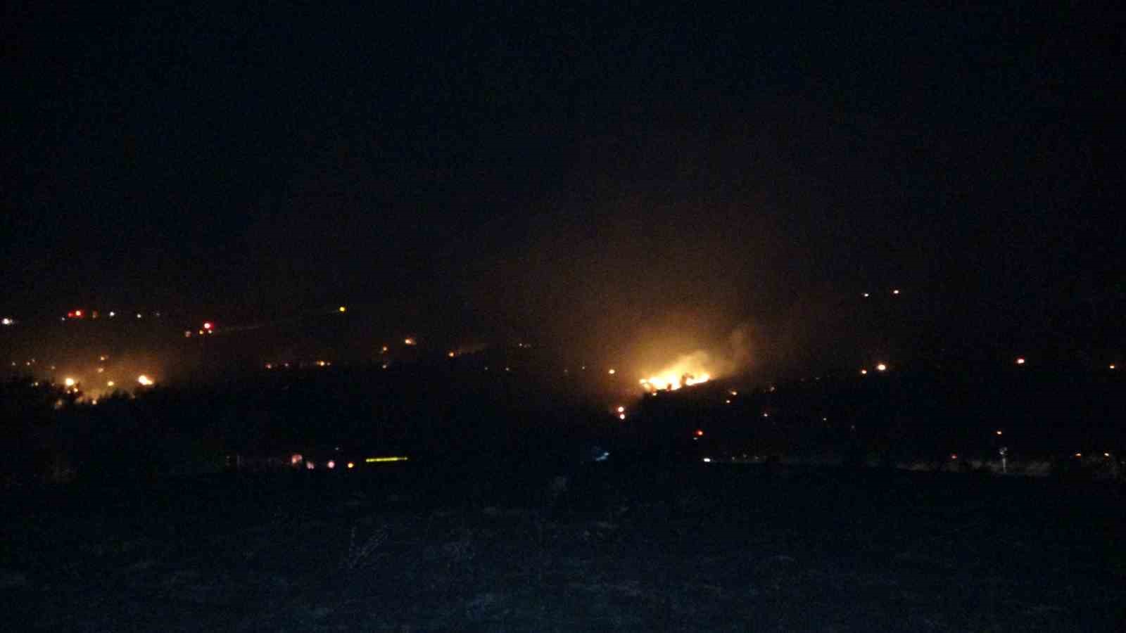Çanakkale'nin Ezine ilçesinde gece saatlerinde ormanlık alanda görülen yangın bölgesi.