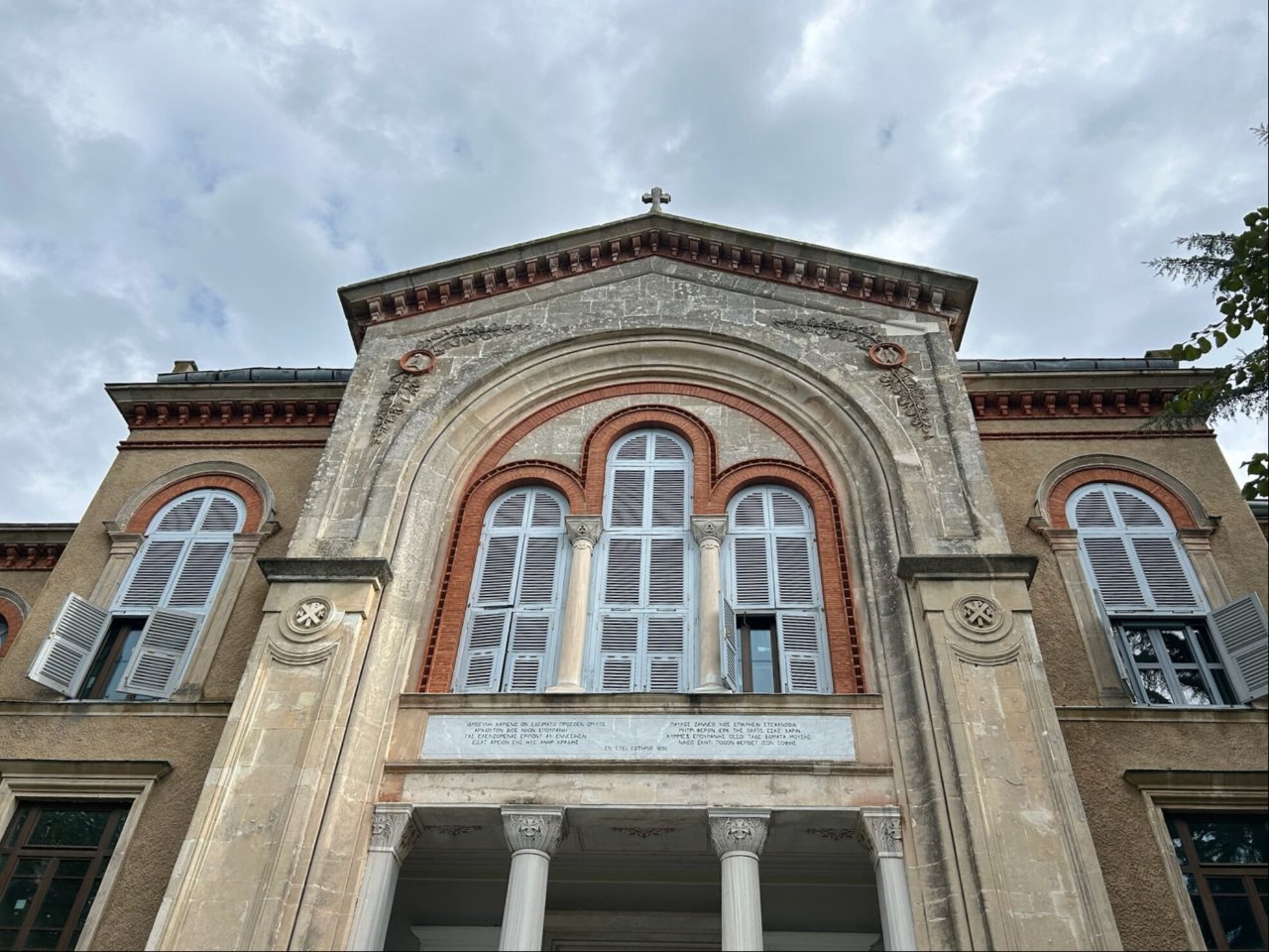 Heybeliada Rum Erkek Lisesi olarak anılan okul binasının dış cephesi.