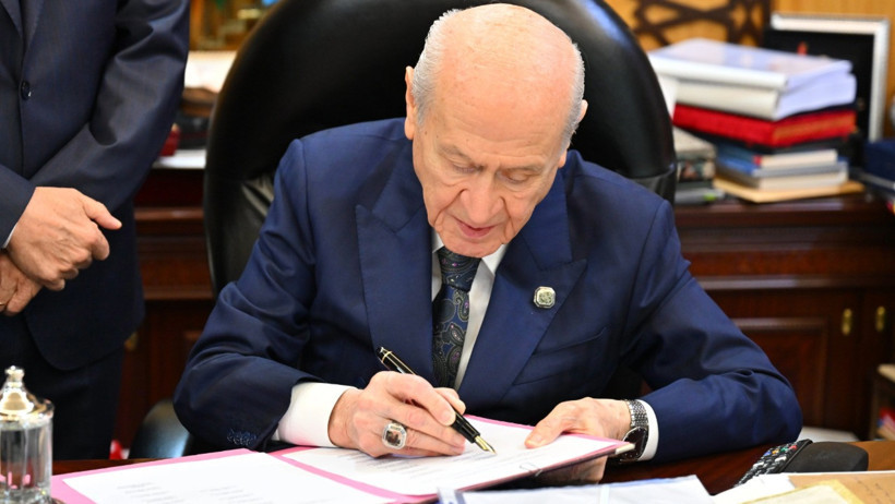 MHP Genel Başkanı Devlet Bahçeli'nin bir belgeyi imzaladığı an
