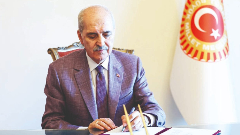 TBMM Başkanı Numan Kurtulmuş'un bir belgeyi imzaladığı an