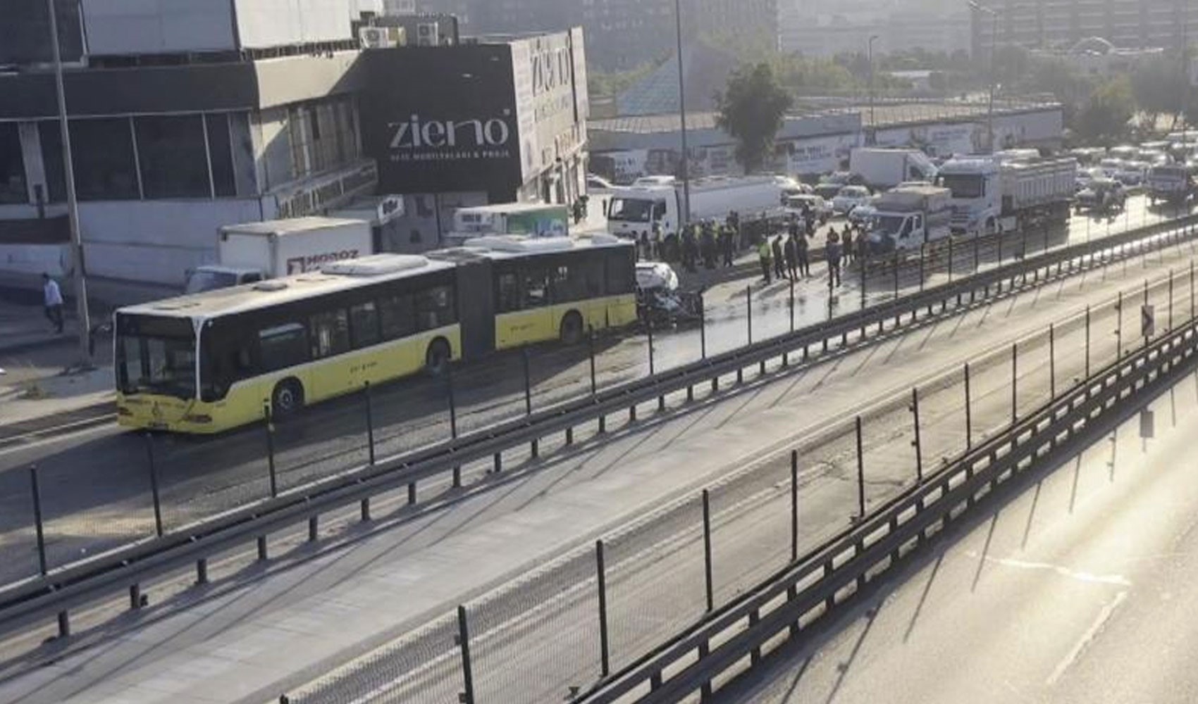 Küçükçekmece feci kaza: İETT otobüsüne çarpan otomobilde 3 kişi hayatını kaybetti