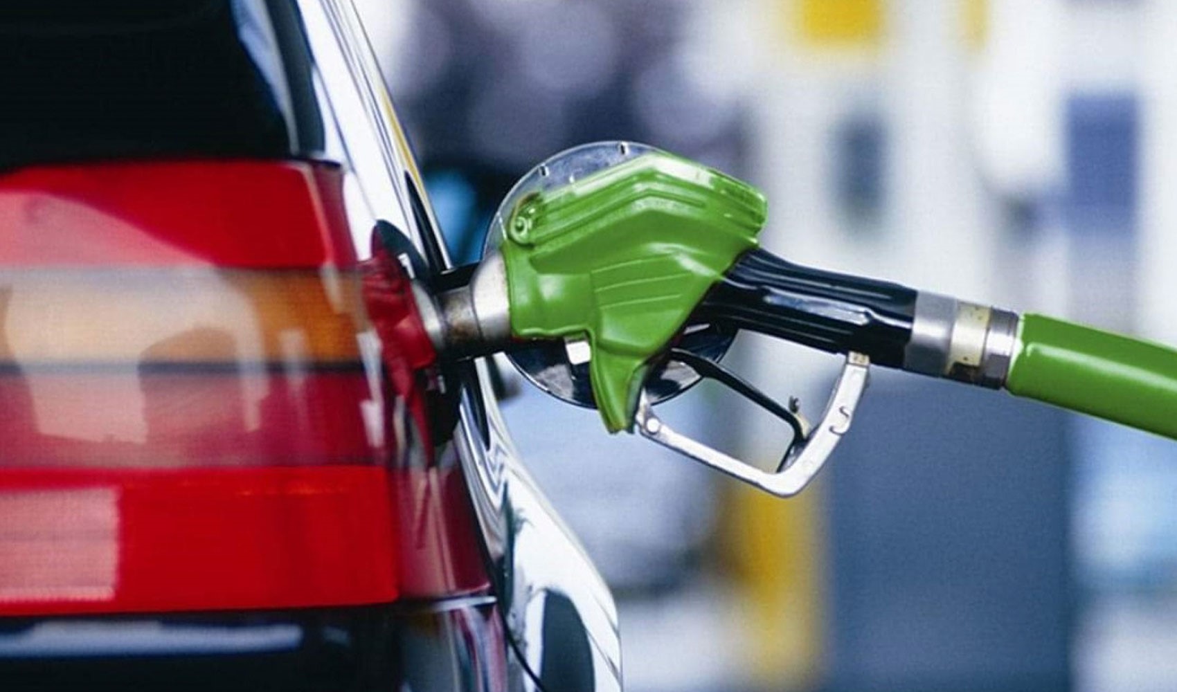 Motorinde peş peşe indirim