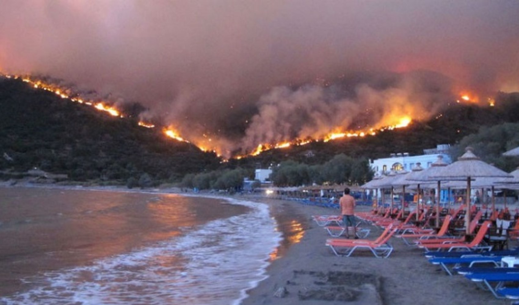 In Grecia è iniziata la valutazione dei danni dopo il grande incendio: i forti venti aumentano il rischio di riaccensioni