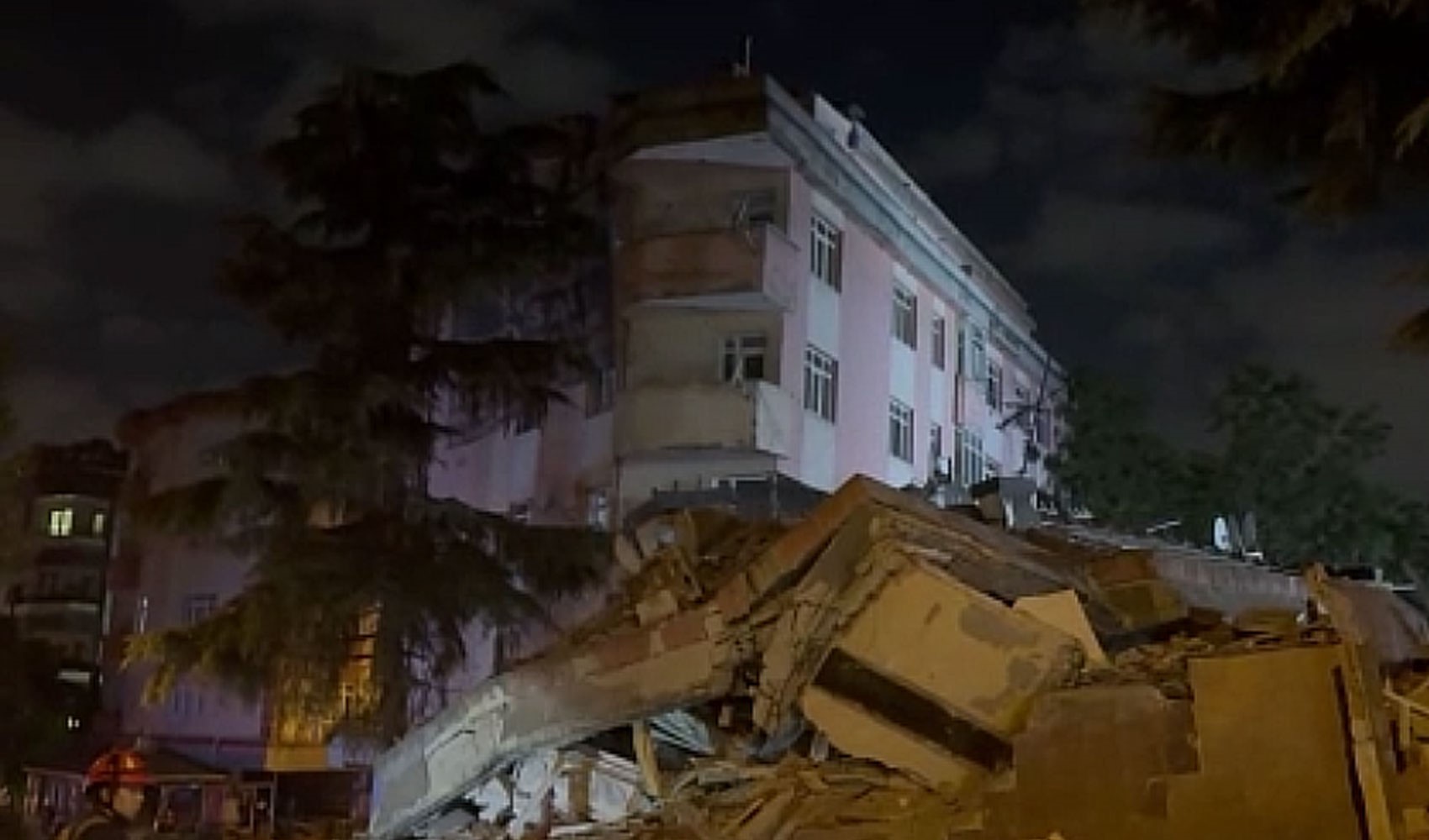 İstanbul'da 4 katlı bina çöktü