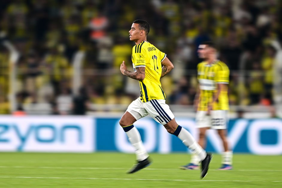 Fenerbahçe formasıyla sahada koşan Mason Greenwood.