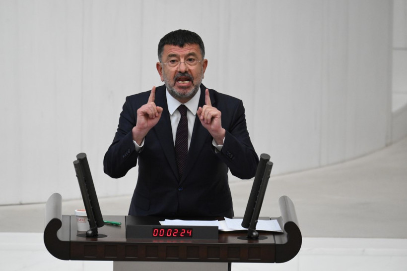 Veli Ağbaba'nın TBMM kürsüsünde konuşurken elleriyle vurgu yaptığı an.
