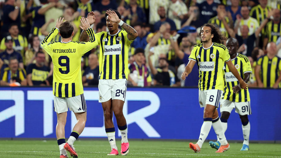 Fenerbahçeli futbolcuların maç sırasında sahada görüldüğü kare.